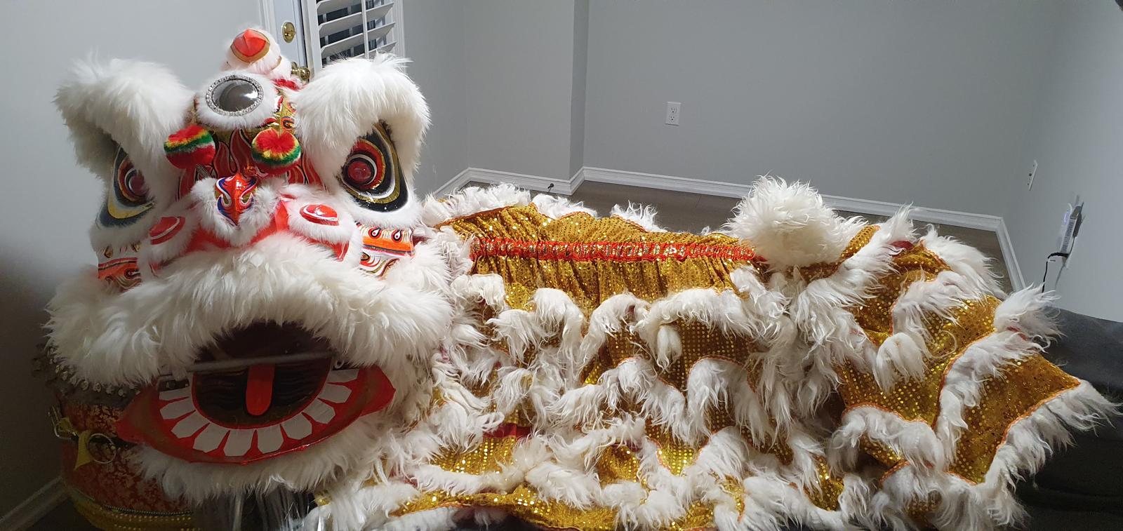 lion picture F White/Gold